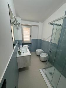Bathroom sa Strategic Apartment in NOLA