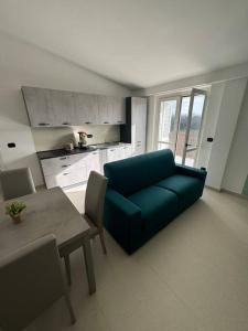 uma sala de estar com um sofá azul e uma mesa em Strategic Apartment in NOLA em Nola