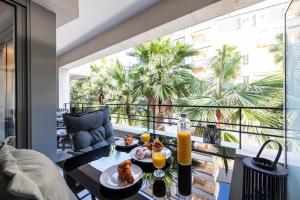 une chambre avec une table et de la nourriture sur un balcon dans l'établissement Studio Centre Terrasse Climatisation 50m plage, à Menton