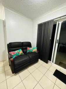 Holiday at Henry St West End, Townsville QLD 3 night min tesisinde bir oturma alanı