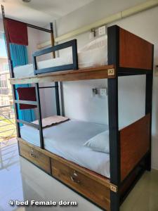 Postel nebo postele na pokoji v ubytování Theppahrak Hostel Khaolak