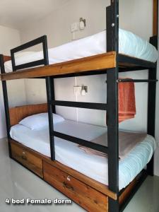 ein Etagenbett mit 2 Etagenbetten in einem Zimmer in der Unterkunft Theppahrak Hostel Khaolak in Khao Lak