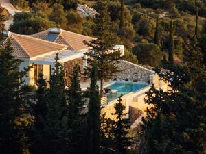 una vista aérea de una casa con piscina en Thelxi's Suite II - Brand New Seaview Suite! en Volimai