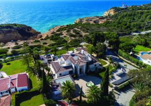 an aerial view of a house next to the ocean at Casa Ceu Branco in Carvoeiro