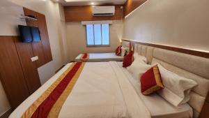 - une chambre avec un grand lit dans l'établissement Hotel Priyadarsini, à Bānkura
