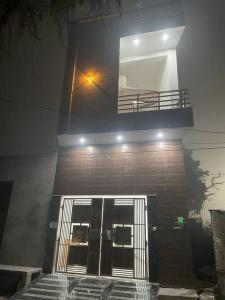 een gebouw met een deur met een licht erboven bij Rukmani Villas Group of Rukmani home stay in Mathura