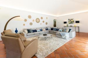 sala de estar con sofá y mesa en Aurelia Villa by CadenzaLux, en Cascais