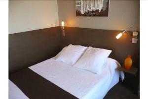 Ένα ή περισσότερα κρεβάτια σε δωμάτιο στο Hotel Victor Hugo