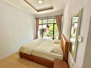 - une chambre avec un lit et une fenêtre dans l'établissement Nang Taro Home Stay, à Penginyahan
