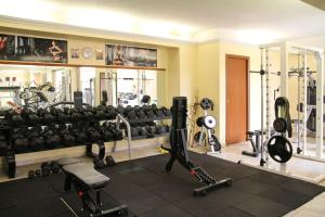 un gimnasio con mucho equipamiento en una habitación en Appartamento con Cortile Privato, en Santo Stefano di Camastra