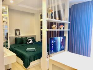 a room with a bed and a television in it at The Patio bangsaen seaview High floor in Ban Bang Saen (1)