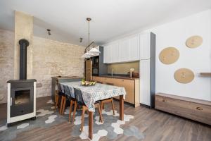 Kuchyň nebo kuchyňský kout v ubytování Villa Komelo