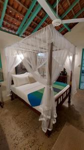 Bett mit Baldachin in einem Zimmer in der Unterkunft Araliya Villa by Ella Nine Peaks in Ella