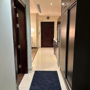 um corredor com uma porta e um corredor com um tapete em شقة انيقة بموقع مميز ودخول ذاتي em Dhahran