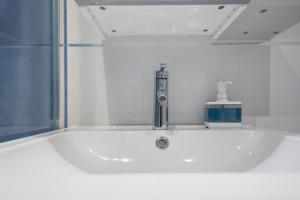 a sink with a faucet in a bathroom at El Burrero 10 in Ingenio