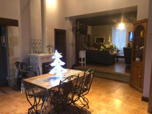 una sala da pranzo con un tavolo e un albero di Natale di Maison à 10 min du puy du fou et parc de Maulévrier a Saint-Amand-sur-Sèvre