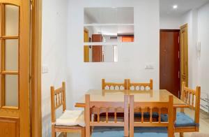 セビリアにあるApartamento amplioのダイニングルーム(木製テーブル、椅子付)