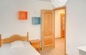 1 dormitorio con cama, mesa y puerta en Apartamento amplio, en Sevilla