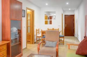 un soggiorno con divano e una sala da pranzo di Apartamento amplio a Siviglia