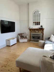 uma sala de estar com um sofá e uma televisão em The Railway Parkview em Quarry Hill