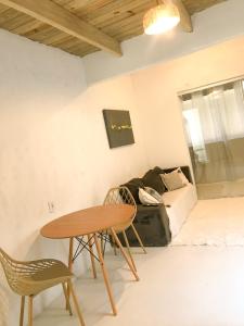 - une chambre avec une table, des chaises et un canapé dans l'établissement Apto 1030, à Trancoso
