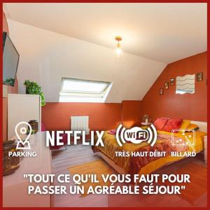 1 dormitorio con 1 cama y tragaluz en el techo en LE RED LINE I NETFLIX I BILLARD I WIFI I PARKING I CENTRE-VILLE - Cosy & Confort, en Valenciennes