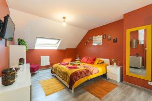 1 dormitorio con 1 cama grande y paredes rojas en LE RED LINE I NETFLIX I BILLARD I WIFI I PARKING I CENTRE-VILLE - Cosy & Confort, en Valenciennes