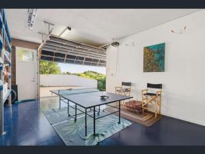 Facilități de tenis de masă la sau în apropiere de Beachfront Villa by Peppy Beach Retreats®