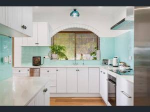 O bucătărie sau chicinetă la Beachfront Villa by Peppy Beach Retreats® +9 fotografii