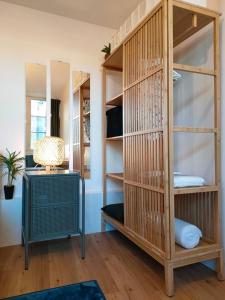 um quarto com uma estante de livros de madeira e uma mesa em L’Atmosphère | Centre-Ville Netflix | Mon Groom em Troyes