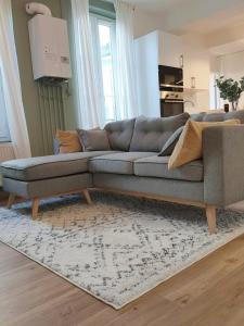 uma sala de estar com um sofá e um tapete em L’Atmosphère | Centre-Ville Netflix | Mon Groom em Troyes