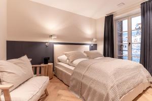 a bedroom with a large bed and a window at weivz SPO Reetdachhaus weivz SPO in Sankt Peter-Ording
