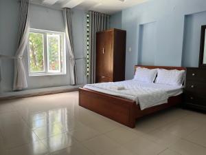 a bedroom with a bed and a window at Khách sạn Trường Giang 长江酒店 in Xóm Mỹ Thanh