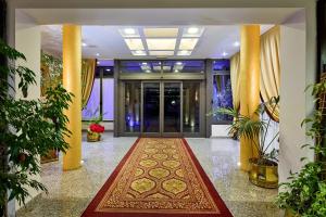 - une entrée dans un bâtiment doté d'un tapis dans un couloir dans l'établissement HOTEL PARADISO, à Altedo