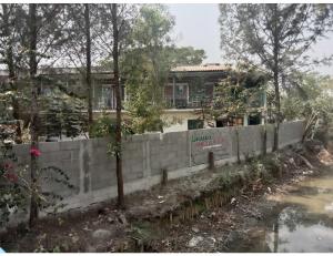 een steunmuur voor een huis bij Prakrity Village Resort Sundarbans, WB in Purbbadulki