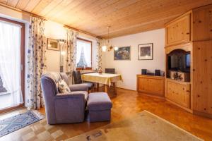 a living room with a couch and a table at Ferienwohnungen Helga Mayer inkl. Chiemgaukarte in Ruhpolding