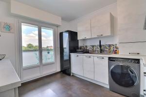 トロワにあるNid d'aigle - terrasse - vue ville - Mon Groomのキッチン(洗濯機付)、窓が備わります。