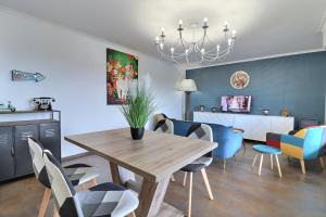 una cucina e una sala da pranzo con tavolo e sedie di Nid d'aigle - terrasse - vue ville - Mon Groom a Troyes