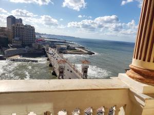 een balkon met uitzicht op de oceaan bij Stanley Bridge Apartment in Alexandrië