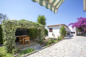 einen Garten mit einem Klavier und Stühlen in einem Gebäude in der Unterkunft Villa Leo in Portoferraio