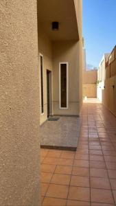 un pasillo vacío de un edificio con suelo de baldosa en Villa near Sunset Beach, en Al Khobar