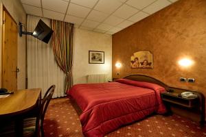 TV a/nebo společenská místnost v ubytování HOTEL PARADISO