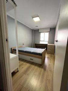 um quarto com uma cama e uma janela em La morada de Crevillent em Crevillente