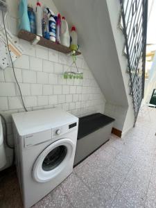 d'un lave-linge et d'un sèche-linge dans une salle de bains pourvue d'un escalier. dans l'établissement La casa delle rondini, à Casarano