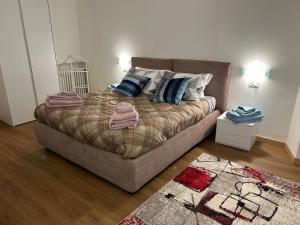 - un lit dans une chambre avec un canapé et un tapis dans l'établissement Valverde Apartment and Rooms, à Vérone