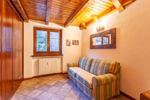 een woonkamer met een bank en een raam bij Casa Leonida in Bardonecchia