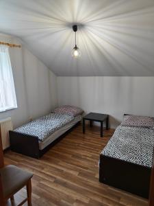 コニャクフにあるDom Koniakówの天井の客室のベッド2台
