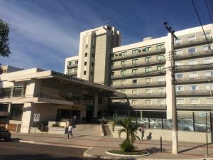 a large building with people walking in front of it at Mogano Business Hotel- ELETROPOSTO in Chapecó