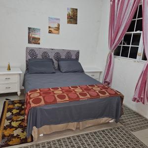 Un pat sau paturi într-o cameră la David's Place