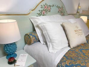 Säng eller sängar i ett rum på Milton Boutique Hotel - Adults Only